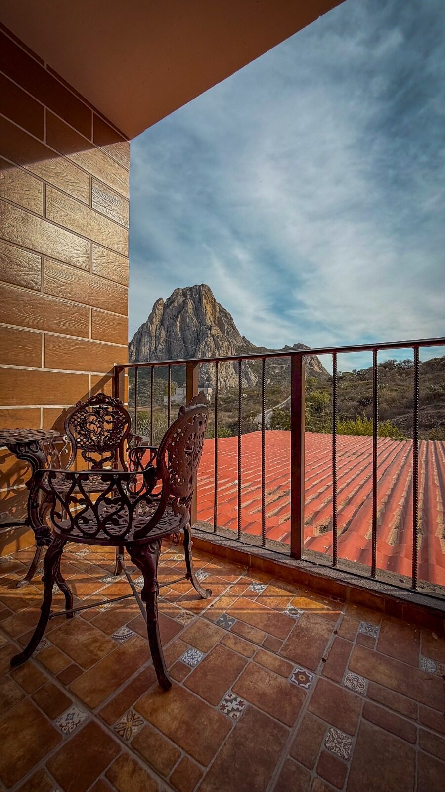 Balcón con vista a la Peña de Bernal al atardecer